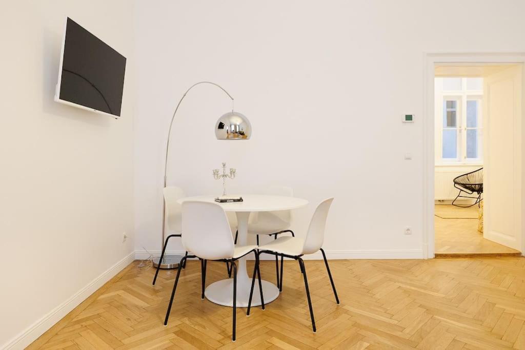 Franz 21 - Typical Viennese Apartment In The Heart Of Wien Eksteriør billede
