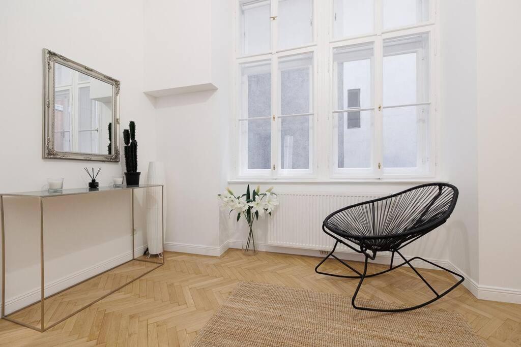 Franz 21 - Typical Viennese Apartment In The Heart Of Wien Eksteriør billede